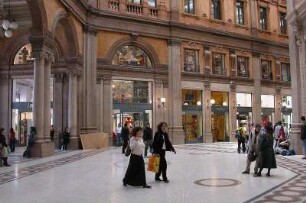 Rom 2004 - In der Ladengalerie Via del Corso : Einwohner von Rom, aufgenommen im April 2004