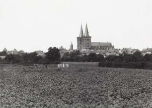 Xanten, Domkirche : Xanten. Stadtansicht mit Domkirche St. Viktor von Südwesten über ein Kartoffelfeld