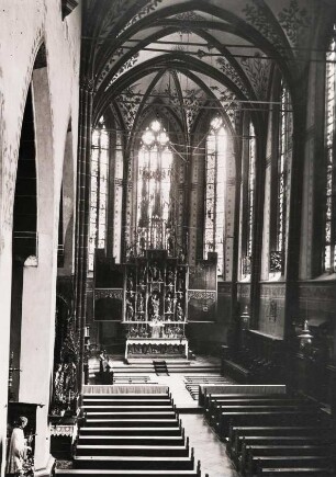Lorch am Rhein. Blick in das Hauptschiff der katholischen Pfarrkirche St. Martin errichtet von 1270 bis 1290 im gotischen Stil. In der Bildmitte der spätgotische Hochaltar von 1483. Er gilt als erster monochrom gestaltete Schnitzaltar Deutschlands.