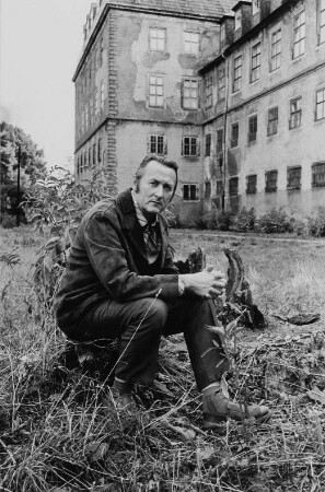 Der Schriftsteller Hanns Cibulka vor Schloß Friedenstein in Gotha