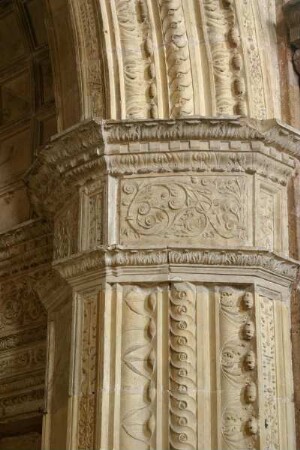 Frankreich. Midi Pyrenees. Aveyron. Rodez. Kathedrale Notre Dame. Innen. Säule. Detail