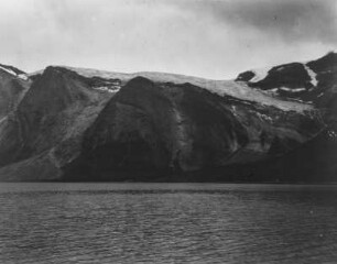 Fjord und Gletscher : Blick über den Skjomenford auf das Frostisen-Galcier, eine Felswand mit daraufliegendem Gletscher.