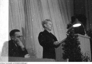 Dresden, Glacisstraße, Tonhalle (Kleines Haus). Öffentliche Sitzung des Stadtrates. Redner Hermann Matern (KPD), 5. Januar 1946