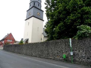 Ansicht von Südwesten mit Kirchturm mit Kirche (Kirchturm frühgotisch 13 Jh - Langhaus 16 Jhd überarbeitet) über Kirchhofmauer (Wehrgang mit Steinbrüstung abgetragen)