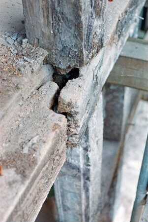 Nütschau: Schloßstraße 43: ehemalige Kornwassermühle: mit Reetdach: Restaurierung: westliche Giebelseite, Detailaufnahme: Schäden an Ständerwerk
