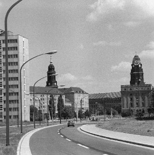 Dresden, Budapester Straße. Blick gegen Datenverarbeitungszentrum, Turm der Kreuzkirche und Rathaus mit Turm