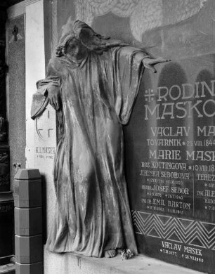 Grabmal der Familie Mašek — Statue: Die Trauernde