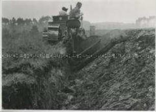Der Schlepper Hanomag K 90 beim Tiefumbruch des Ackers