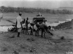 Flussüberquerung der Expedition : Flussüberquerung der Expedition. Herausziehen der Wagen per Seilwinde.
