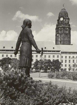Trümmerfrau : "Trümmerfrau" von W. Reinhold gegen das Neue Rathaus