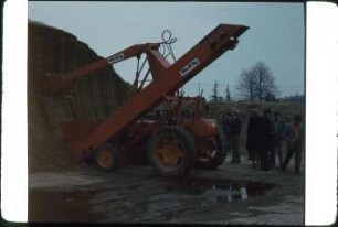 Fotografie: Ein- und Auslagerungstechnik, Flachsilo, Flachsilofräse, Traktor, Frontanbau, Maissilage