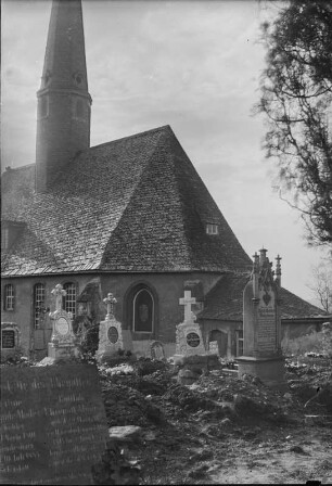 Kirche mit Friedhof