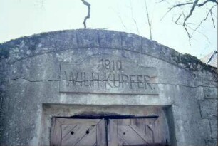 Inschrift und Jahreszahl 1910 über der Tür vom Keller voriges Bild