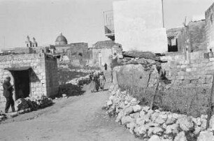 Reisefotos Mittelmeer. Straßenbild im arabischen Raum. Im Hintergrund vielleicht eine Kirche oder ein Kloster mit Doppeltürmen