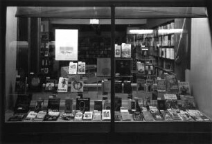 Roßwein, Dresdner Straße 16. Schaufenster der Volksbuchhandlung