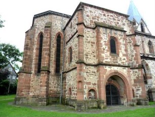 Totenkirche (Romanische Gründung)-Ansicht von Nordnordosten mit Querhaus Nord sowie Chor mit Strebepfeilern (Gotisch neu erbaut)