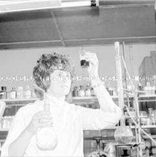 Chemiearbeiterin des VEB Berlin-Kosmetik im Labor