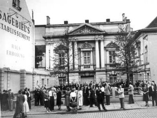 Hamburg. In Sagebiels Etablissement - Haus Erholung, errichtet 1862, fanden nach dem 2. Weltkrieg regelmäßig die Auszählungen für das Toto und Lotto statt.