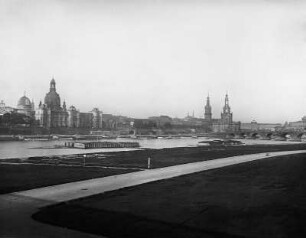 Dresden, Blick vom Neustädter Elbufer unterhalb der Carolabrücke über die Elbe zur Altstadt