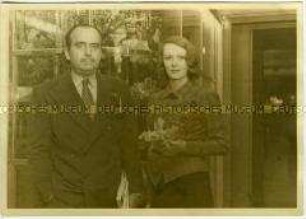 Schauspieler-Ehepaar Douglas Fairbanks sen. und Sylvia Ashley vor einer Blumenvitrine an Bord des Hochseepassagierdampfers "Bremen"