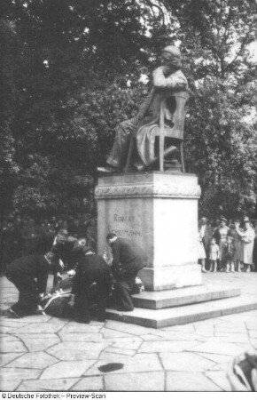 Denkmal für Robert Schumann. Bronze (1901; J. Hartmann). Zwickau, Hauptmarkt