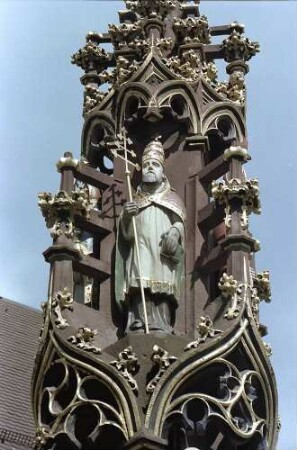 Freiburg i. Br.: Münsterplatz: Figuren am Fischbrunnen