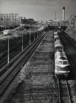 Stadtautobahn. Autobahn und Eisenbahn in Richtung Funkturm