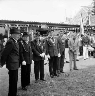 Volks- und Schützenfest: Schützenverein Sprenge und Umgebung e.V.: Schützenkönig Herbert Zingelmann mit Schützenoberst Helmut Ausborn und Bürgermeister Hans Werner Kracht vor dem Schützenhaus