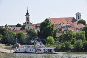 Ungarisches Donauufer bei Budapest : Das ungarische Donauufer zwischen Esztergom und Budapest, fotografiert am 13. Juni 2011 von Bord eines stromabwärts fahrenden Donauschiffes aufgenommen