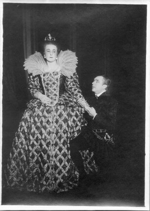 Maria Stuart. Schauspiel von Friedrich Schiller. Staatsschauspiel Dresden, 1923 : Szene mit Alice Verden als Elisabeth und Bruno Walter Iltz als Leicester