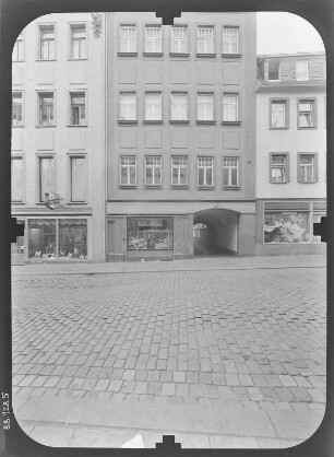 Gera, Große Kirchstraße 9. Wohnhaus mit Laden. Straßenfront