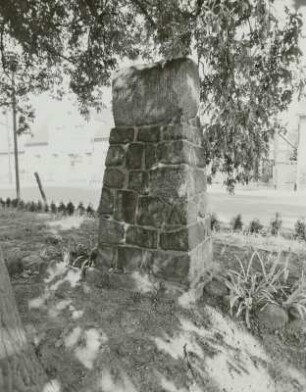Dorfstraße Säule mit Inschrift zur Erinnerung an den Deutsch-Französischen Krieg 1870/1871