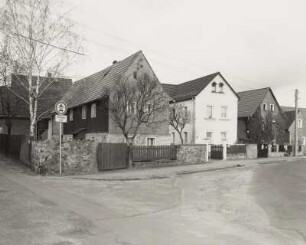 Wohnstallhaus eines Bauernhofes (um 1825) und Wohnhäuser (1898, 1820/1830)