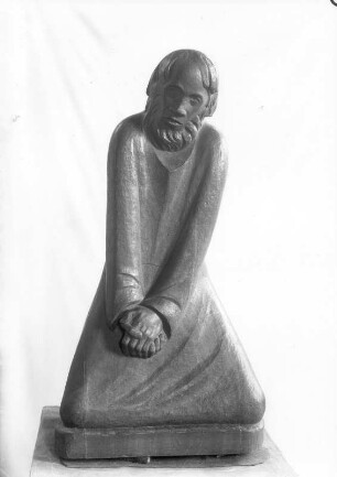 Der Zweifler. Teakholz, geschnitzt; H. 108 cm (1937; E. Barlach). Güstrow: Atelierhaus am Inselsee
