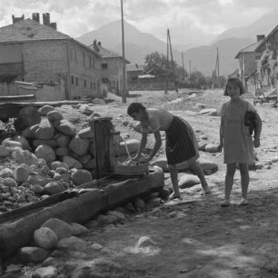 Blick auf einen Teil der Ortschaft Bansko. Dorfbrunnen