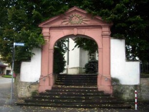Langenbrücken-Kirchhofzugang mit barockem Tor