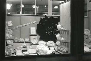 Roßwein. Wohnhaus mit Laden (Firma Bellmann), Döbelner Straße 1. Schaufensterdekoration "Großdeutschlands Porzellanindustrie" zu Adolf Hitlers 50. Geburtstag am 20.04.1939