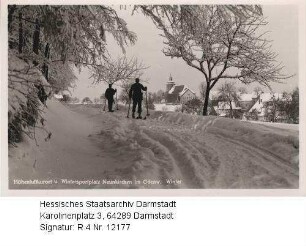 Neunkirchen im Odenwald, Panorama im Winter, davor zwei Skifahrer