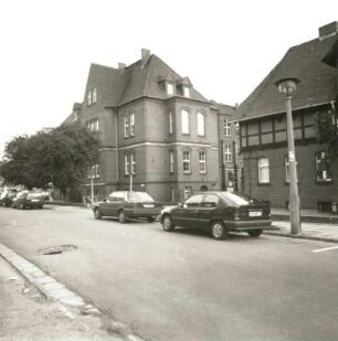Calau, Joachim-Gottschalk-Strasse 36. Kreissparkasse und Kreisverwaltung (1901/1903; Dieffenbach). Ansicht mit Hofeinfahrt