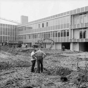 Schulzentrum Am Heimgarten: Reesenbüttler Redder: in Bau: Außenaufnahme: Hauptklassentrakt, Fenster eingesetzt: Bagger, Lkw, Arbeiter