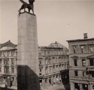 Zerstörungen Zweiter Weltkrieg - Stadtgebiet. Kaiserstraße 158 (Haushaltswaren Otto Büttner) und 160 (Bankhaus Feuchter & Co) mit Leibgrenadier-Denkmal vor der Hauptpost