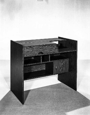Regal mit Schubfach und Schließfach : Berlin. VEB Möbelkombinat Berlin (MKB). Hausmesse, 1986. Regal mit Schubfach und Schließfach. Holz, folienbeschichtet in Mooreichenoptik (1986; VEB Möbelkombinat Berlin (MKB))