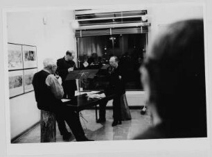 Der Grafiker Claus Weidensdorfer und der Maler und Grafiker Andreas Dress bei einer Performance auf ihrer Ausstellung