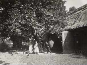Polenz, Bauernhof : Polenz. Bauernhof, Nebengebäude. Hofansicht mit Bauernpaar