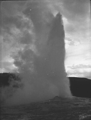 Old Faithful Geysir : Blick auf den Old Faithful Geysir im oberen Geysir-Becken des Yellowstone-Nationalparks bei der Eruption.