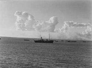 Schiff : Ein Schiff und einige Boote vor der Küste Mosambiks