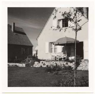 Garten Fröhlich, Kleinmachnow: Terrasse mit Mauer und Stufen