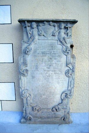 alter Grabstein an der Kirchensüdseite