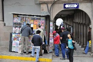 Cusco - Straßenszene in der Innenstadt : Straße mit Zeitungsverkauf. Aufgenommen am 29. August 2011 in der einstigen Inka-Hauptstadt Cusco