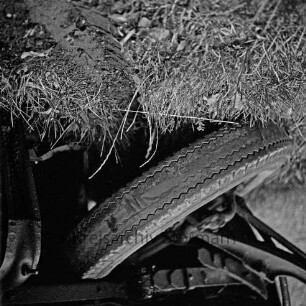 Verkehrsunfall: B 75: Kurve vor Schloss: Cabriolet und Lkw: Detailaufnahme: abgefahrene Reifen bei Lkw
